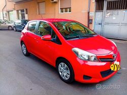 Rosso Usata 2014 Toyota Yaris Lounge Tre volumi | 7499 € (Buon prezzo)