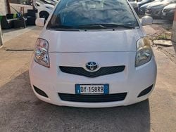 Bianco Usata 2009 Toyota Yaris Luxury Tre volumi | 3600 € (Cara)