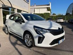 Bianco ghiaccio metallizzato Usata 2024 Renault Clio V Evolution Tre volumi | 13.490 € (Ottimo prezzo)