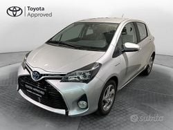 Grigio Usata 2017 Toyota Yaris Hybrid Active Tre volumi | 10.900 € (Buon prezzo)