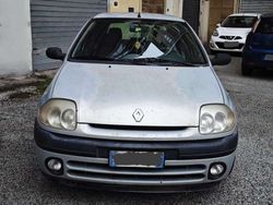 Argento Usata 2000 Renault Clio II Tre volumi | 790 € (Super prezzo)