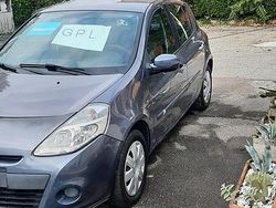 Usata 2010 Renault Clio II Tre volumi | 2500 € (Buon prezzo)