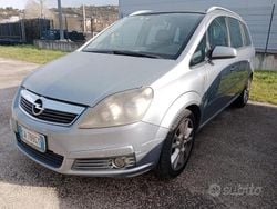 Grigio Usata 2015 Opel Zafira Monovolume | 950 €