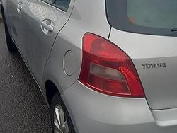 Grigio Usata 2007 Toyota Yaris Luna Tre volumi | 2000 €