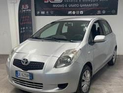 Grigio Usata 2008 Toyota Yaris Tre volumi | 2990 € (Ottimo prezzo)