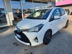 Bianco Usata 2015 Toyota Yaris Hybrid Cool Tre volumi | 10.500 € (Cara)