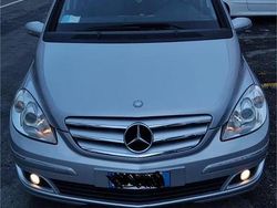 Grigio Usata 2006 Mercedes 180 Tre volumi | 3500 €