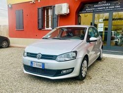 Argento Usata 2013 VW Polo Comfortline Tre volumi | 5800 € (Buon prezzo)