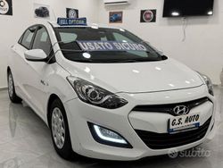 Bianco Usata 2015 Hyundai i30 Comfort Tre volumi | 4200 € (Super prezzo)