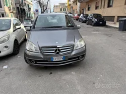 Grigio Usata 2009 Mercedes A180 Elegance Tre volumi | 5500 € (Molto cara)