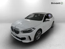 Alpin white pastello Usata 2023 BMW 118 M Sport Due volumi | 27.900 € (Buon prezzo)