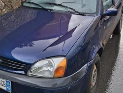 Usata 2002 Ford Fiesta Tre volumi | 800 €