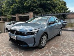 Grigio(met.) Nuova 2025 Opel Corsa GS Line Tre volumi | 16.990 € (Buon prezzo)