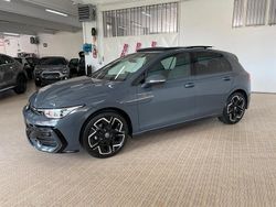 Grigio Nuova 2025 VW Golf R-line Tre volumi | 38.800 € (Molto cara)