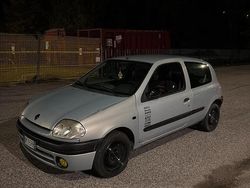 Grigio Usata 2001 Renault Clio II Due volumi | 1500 € (Buon prezzo)