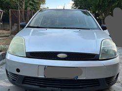 Grigio Usata 2003 Ford Fiesta Due volumi | 2000 €