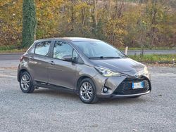 Marrone Usata 2017 Toyota Yaris Hybrid Business Edition Tre volumi | 9900 € (Buon prezzo)