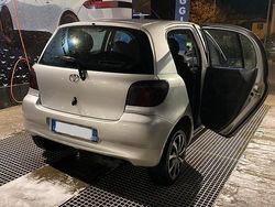 Grigio Usata 2002 Toyota Yaris Tre volumi | 1950 € (Buon prezzo)