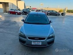 Grigio Usata 2006 Ford Focus Tre volumi | 2500 € (Buon prezzo)