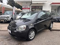 Nero Usata 2002 Toyota Yaris Sol Tre volumi | 2490 € (Buon prezzo)