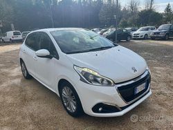 Bianco Usata 2017 Peugeot 208 Due volumi | 5900 € (Ottimo prezzo)