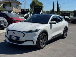 Bianco(met.) Usata 2022 Ford Mustang Mach-E Standard Range SUV | 28.900 € (Ottimo prezzo)
