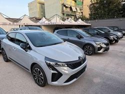 Grigio Nuova 2025 Renault Clio V Techno Tre volumi | 18.990 € (Buon prezzo)