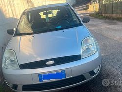 Grigio Usata 2003 Ford Fiesta Due volumi | 1000 € (Buon prezzo)
