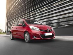 Rosso Usata 2011 Toyota Yaris Lounge Tre volumi | 4950 €