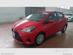 Rosso Usata 2018 Toyota Yaris Hybrid Active Tre volumi | 11.590 € (Buon prezzo)