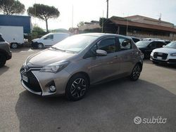 Grigio Usata 2015 Toyota Yaris Lounge Tre volumi | 7190 € (Buon prezzo)