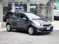 Grigio Usata 2010 Toyota Yaris Tre volumi | 5400 € (Buon prezzo)