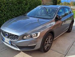 Grigio Usata 2017 Volvo V60 CC Momentum Station wagon | 11.000 €