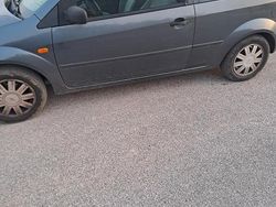 Grigio Usata 2004 Ford Fiesta Ambiente Tre volumi | 1800 € (Buon prezzo)