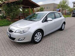 Argento Usata 2010 Opel Astra Cosmo Tre volumi | 2990 € (Buon prezzo)