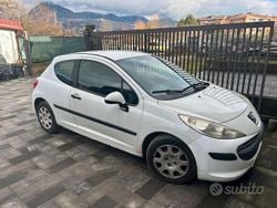Usata 2008 Peugeot 207 Tre volumi | 1800 € (Ottimo prezzo)