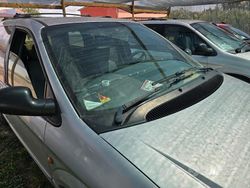 Usata 2000 Chrysler Grand Voyager Monovolume | 3000 €