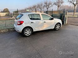 Bianco Usata 2015 Dacia Sandero Ambiance Tre volumi | 5900 € (Buon prezzo)