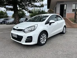 Bianco Usata 2015 Kia Rio Tre volumi | 5900 € (Buon prezzo)