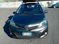 Grigio Usata 2013 Toyota Yaris Tre volumi | 7000 € (Buon prezzo)