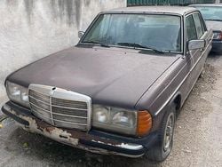 Marrone Usata 1981 Mercedes 240 Tre volumi | 1000 €