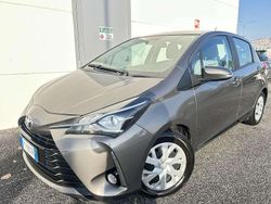 Grigio Usata 2017 Toyota Yaris Active Tre volumi | 12.500 € (Molto cara)