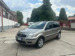 Blu Usata 2004 Ford Fusion Tre volumi | 1700 € (Buon prezzo)