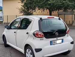 Bianco Usata 2011 Toyota Aygo Connect Style Due volumi | 5799 € (Cara)