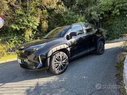 Grigio Usata 2024 Toyota Yaris Hybrid Tre volumi | 26.470 € (Buon prezzo)