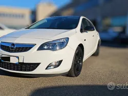 Bianco Usata 2010 Opel Astra Cosmo Tre volumi | 5200 € (Buon prezzo)
