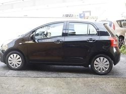 Grigio Usata 2007 Toyota Yaris Tre volumi | 3800 € (Buon prezzo)