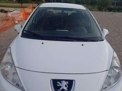 Bianco Usata 2011 Peugeot 207 Tre volumi | 4000 € (Cara)