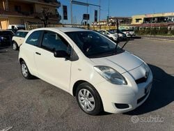 Bianco Usata 2010 Toyota Yaris Tre volumi | 2750 € (Ottimo prezzo)