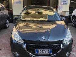 Grigio(met.) Usata 2013 Peugeot 208 Active Due volumi | 8500 € (Molto cara)